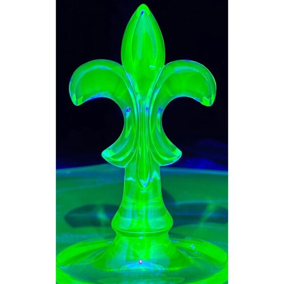 Vintage Uranium Glass Octagonal Serving Tray With Fleur-De-Lis Handle - Picture 3 of 6